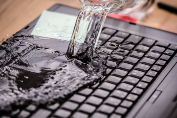 Zalany telefon lub laptop? Działaj szybko!